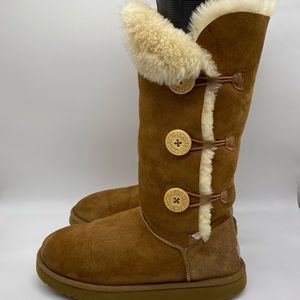UGG Bailey button triplet II women’s boots size 10